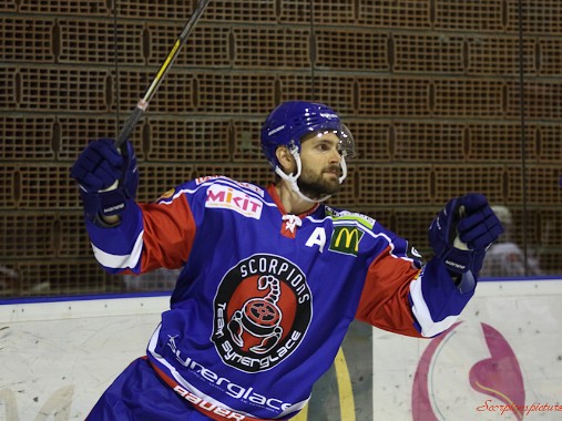 Star-Forward Première rencontre avec les nouveaux maillot Team Synerglace. Victoire 4-0